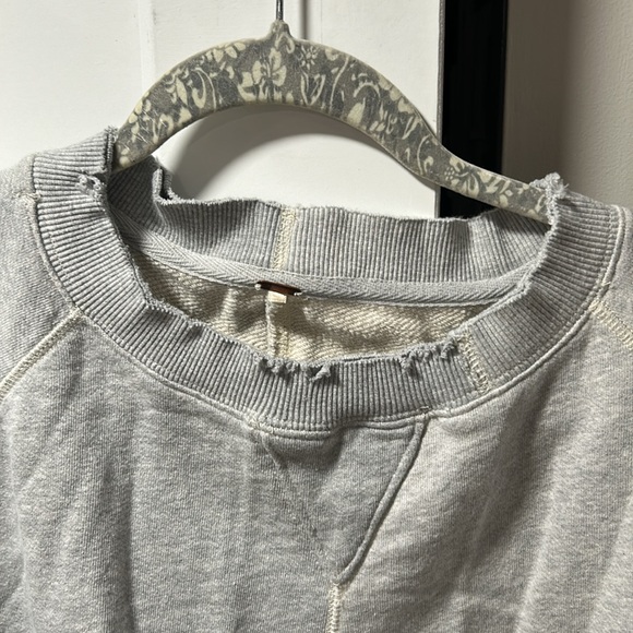 Free people distressed gray sweatshirt size M oversized excellent condition - Picture 4 of 6